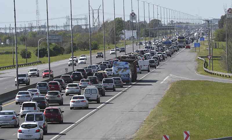 Continúa el intenso movimiento en rutas por el fin de semana largo y ordenan levantar los peajes