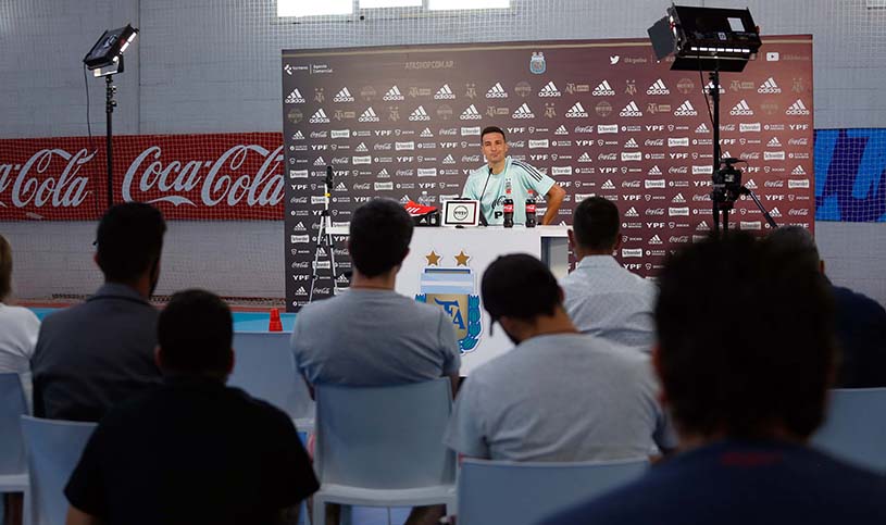 Scaloni afirmó que «Messi está bien” y podría jugar desde el arranque frente a Uruguay