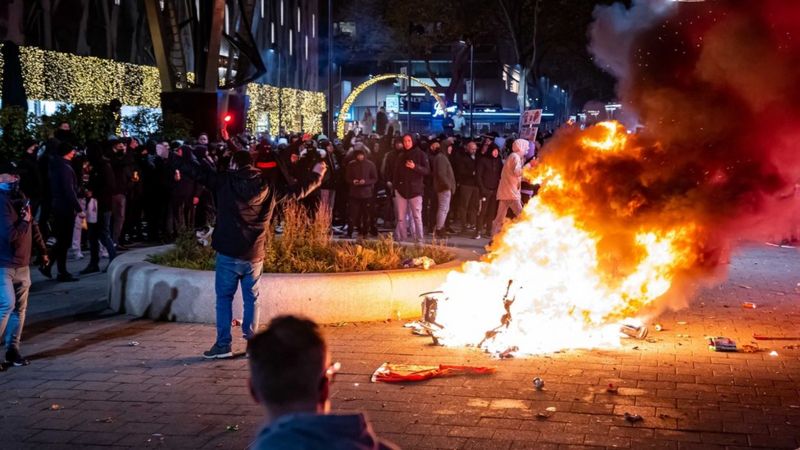 Tercera noche consecutiva de protestas contra restricciones anti-Covid en Países Bajos