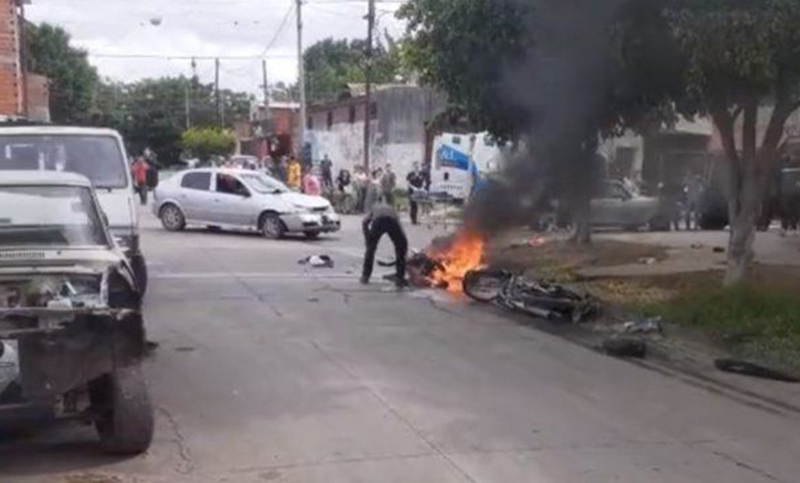 Lo asaltaron, persiguió al delincuente con su auto y chocó a dos motociclistas