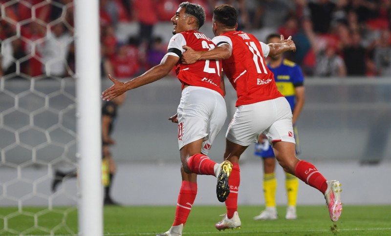 Independiente venció a Boca y pelea por un lugar en la Libertadores
