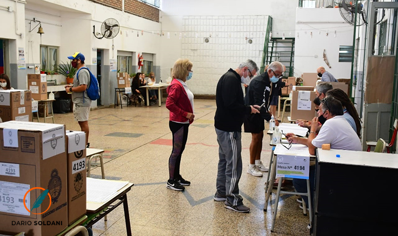 Cerraron los comicios en todo el país y los primeros resultados estarán cerca de las 21