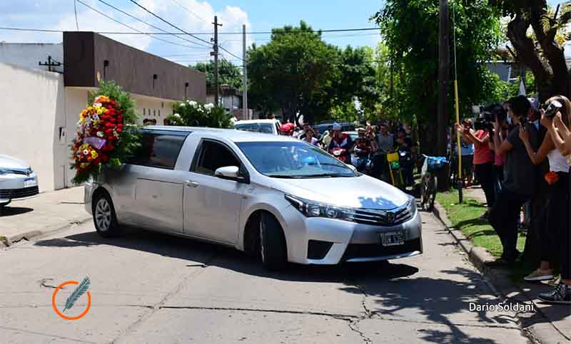 Último adiós a Isaac Muñoz: aplausos, dolor y mucha indignación