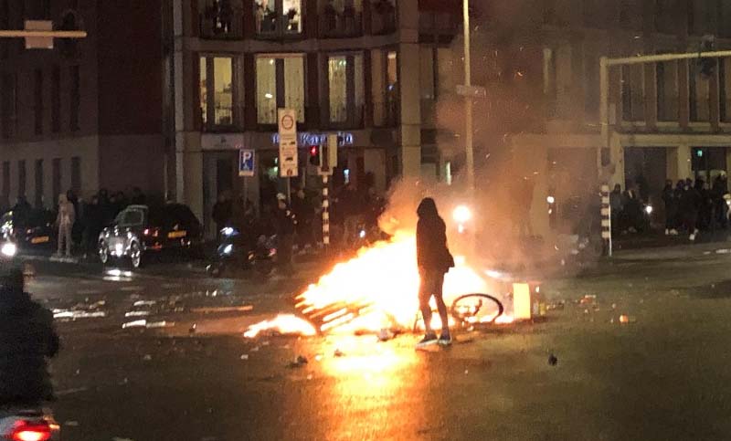 Una veintena de personas arrestadas en Países Bajos por protestas ante las restricciones por la pandemia