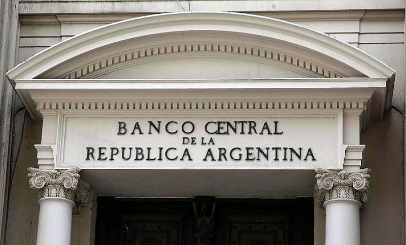 El Banco Central prohíbe a bancos aumentar sus tenencias de dólares