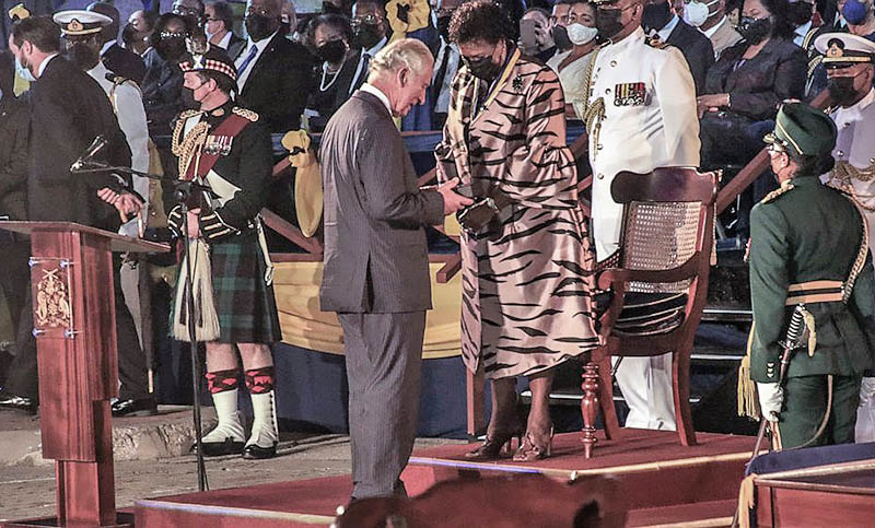 Barbados rompe su vínculo con la monarquía británica y se convierte en república