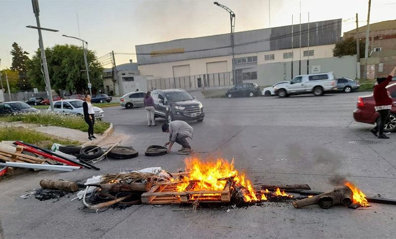 Se interrumpió la circulación de colectivos de El Cacique por una protesta de vecinos