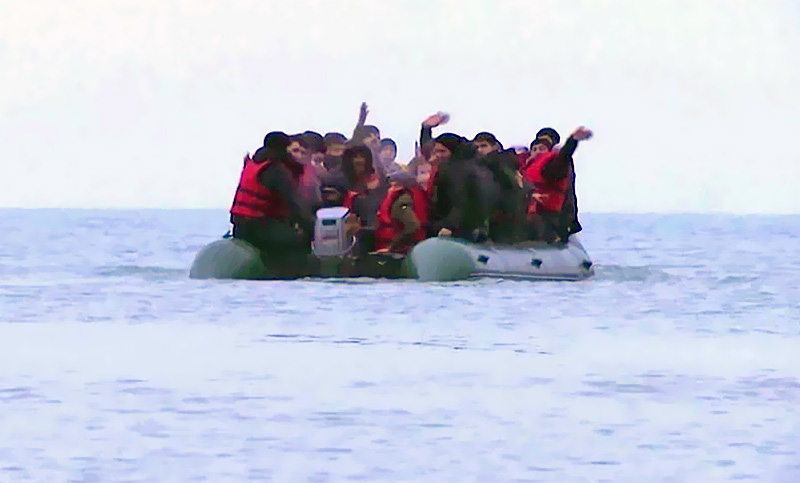 Reino Unido insta a Francia a patrullar juntos el Canal de la Mancha para evitar más cruces