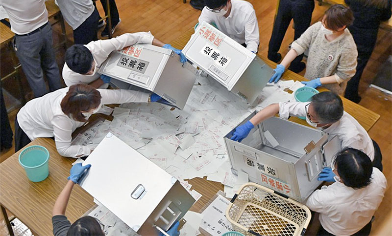 La coalición en el poder de Japón obtiene una victoria mejor de lo esperada en las legislativas