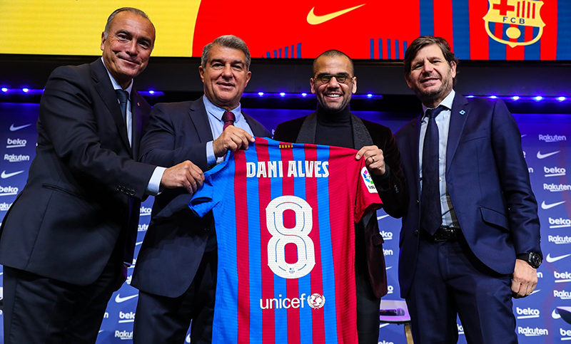 Barcelona presentó oficialmente al brasileño Dani Alves