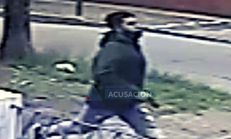 Piden ayuda para identificar a dos jóvenes sospechosos de homicidio