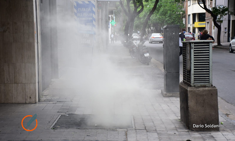 Preocupación de vecinos por una gran humareda saliendo debajo de una alcantarilla