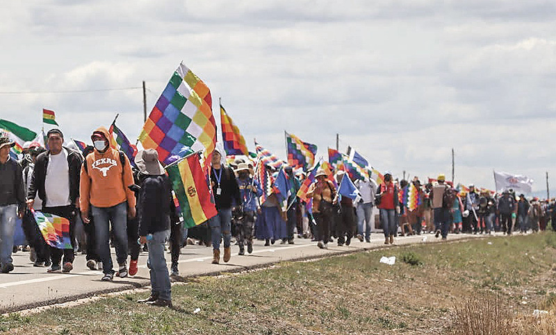 Bolivia: la “Marcha por la Patria” que se dirige a La Paz avanzó 35 kilómetros el primer día