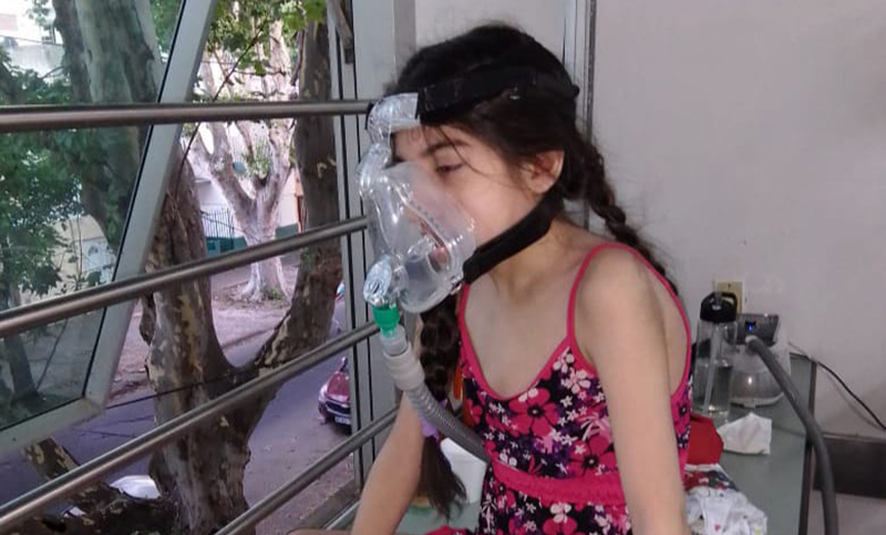 Padres de una niña con fibrosis quística denunciaron que la obra social recortó el tratamiento