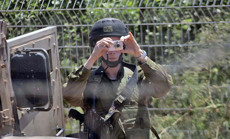 Soldados israelíes sacan fotos al azar de palestinos en Cisjordania para reconocimiento facial