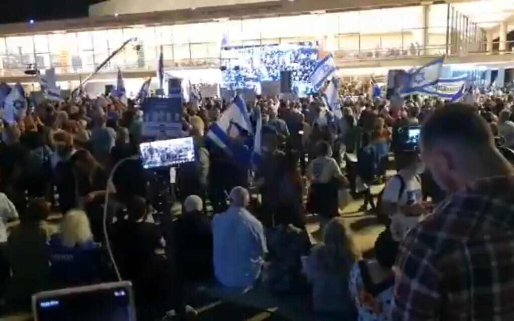 Manifestantes contra el Gobierno israelí protestaron en Tel Aviv