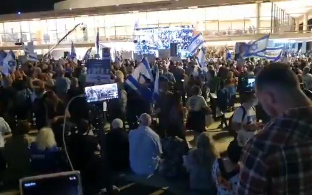 Manifestantes contra el Gobierno israelí protestaron en Tel Aviv