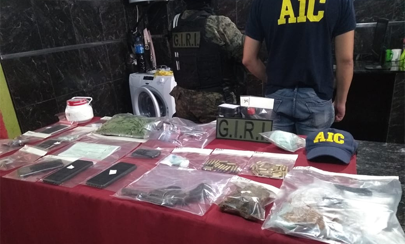 Dos detenidos y secuestro de armas de guerra tras allanamiento por venta de drogas
