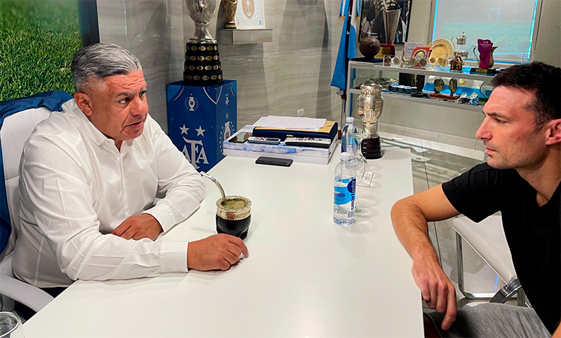 Tapia y Scaloni se reunieron para diagramar el 2022 de la Selección