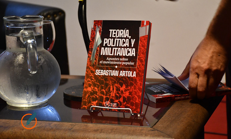 Artola presentó su primer libro: una política donde el protagonismo lo tengan los pueblos