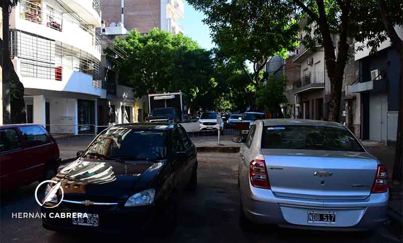 Conductores transitan por la vereda en pleno macrocentro e indignan a vecinos