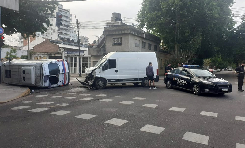 Espectacular choque entre dos traffics en Mendoza y Vera Mujica