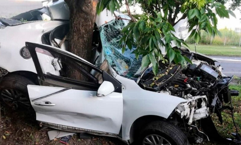 Violento siniestro en el ingreso a Pérez: un auto se estrelló contra un árbol