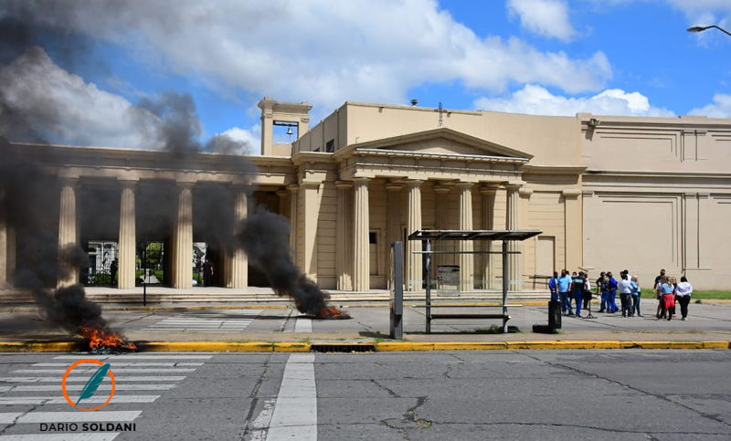 Protesta frente al cementerio El Salvador por recategorización laboral