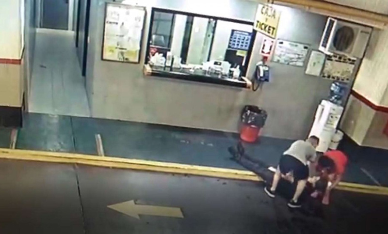 Un empleado de un estacionamiento pelea por su vida tras ser golpeado por un joven