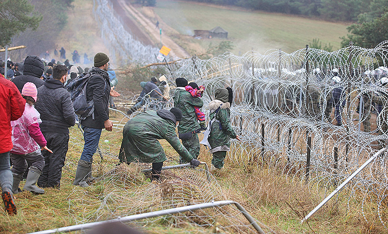 Migrantes hacen otro intento de entrar a Polonia desde Bielorrusia y Merkel le pide intervenir a Putin