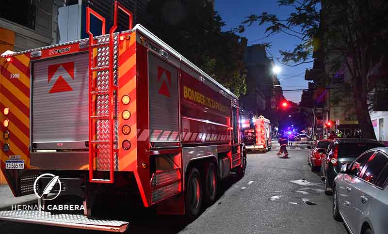 Susto en el microcentro: se incendió un departamento y debieron evacuar a los vecinos