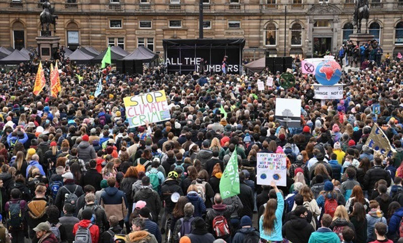Miles de jóvenes marchan por las calles de Glasgow contra el cambio climático