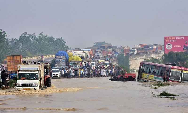 Al menos 10 muertos y 18 desparecidos por inundaciones en India