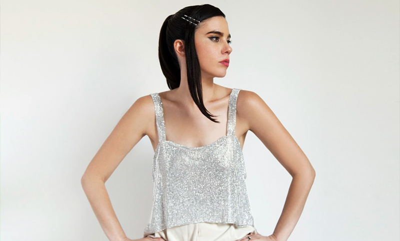 La chilena Javiera Mena, ícono del electro pop queer, llega este sábado a Rosario