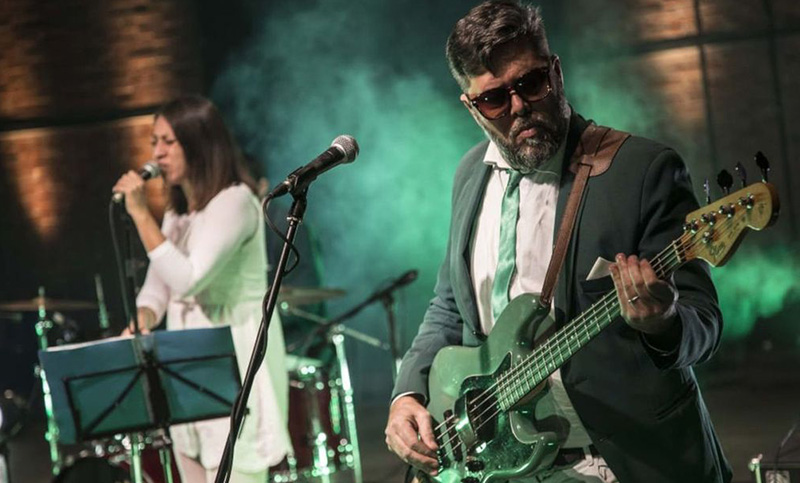 Flores para Juan, cincuenta artistas locales rinden homenaje al bajista rosarino en el Anfiteatro