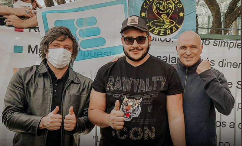 Un militante de Milei vandalizó una placa de Madres de Plaza de Mayo