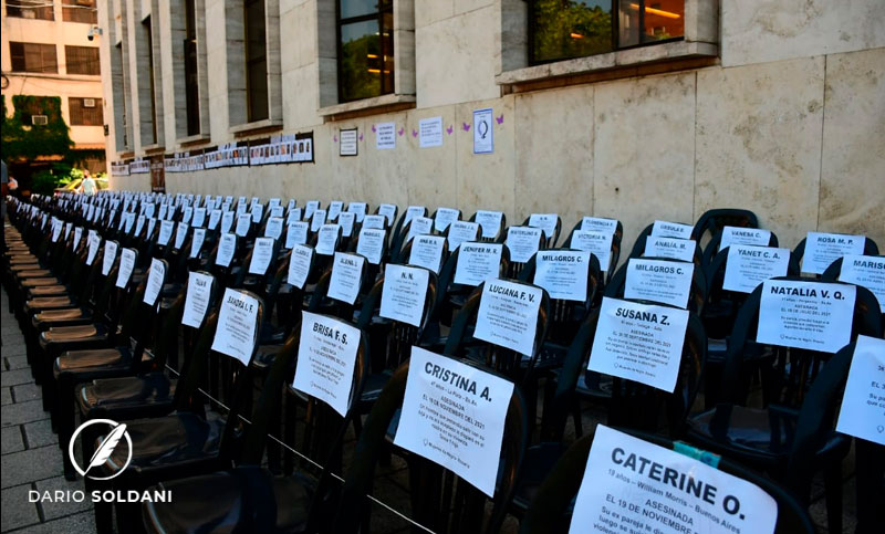 Intervención frente a Tribunales para conmemorar a víctimas de violencia de género