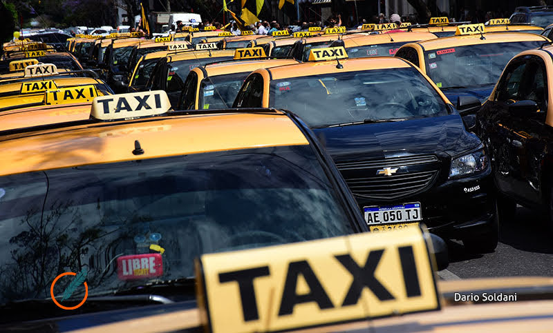 Los taxistas piden un 40% para recomponer sus salarios, más allá del aumento de la tarifa
