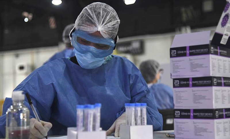 Casi 900 casos de coronavirus y doce muertes en el país