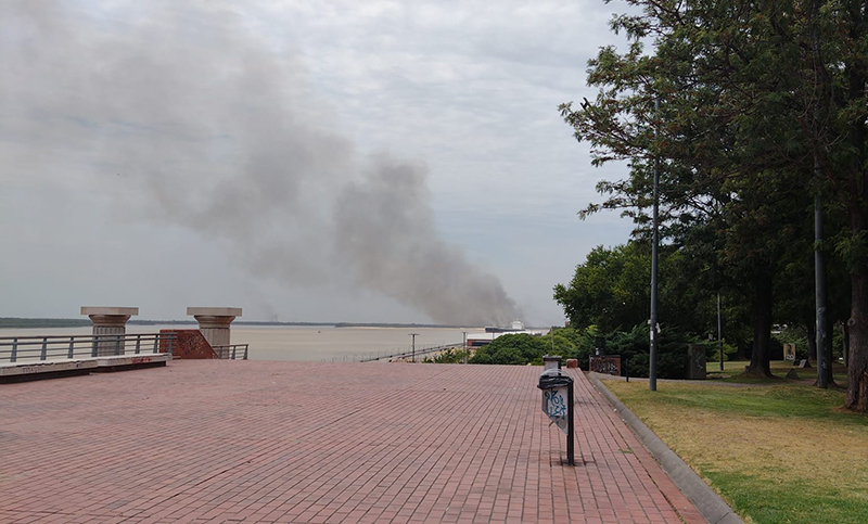 Sigue el fuego en las islas: brigadistas combatían las llamas frente a Rosario