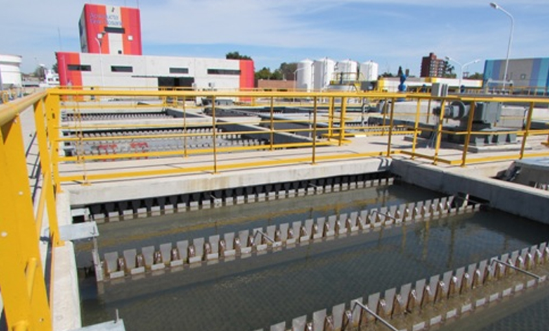 Anuncian baja presión en el suministro de agua potable en el norte de Rosario