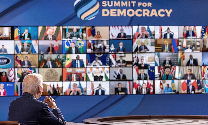 Biden llamó a «actuar» ante los «alarmantes retos» a los que se enfrenta la democracia en el mundo