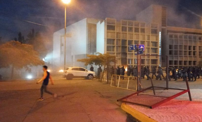 Chubut aprobó la ley de megaminería y hubo incidentes frente a la Legislatura  