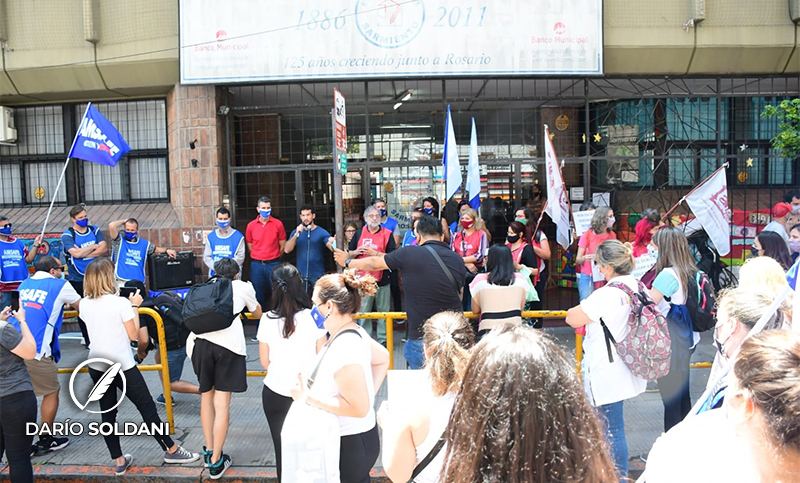Amsafe Rosario encabezó un abrazo solidario al EEMPA 1330 «en defensa de la educación pública»