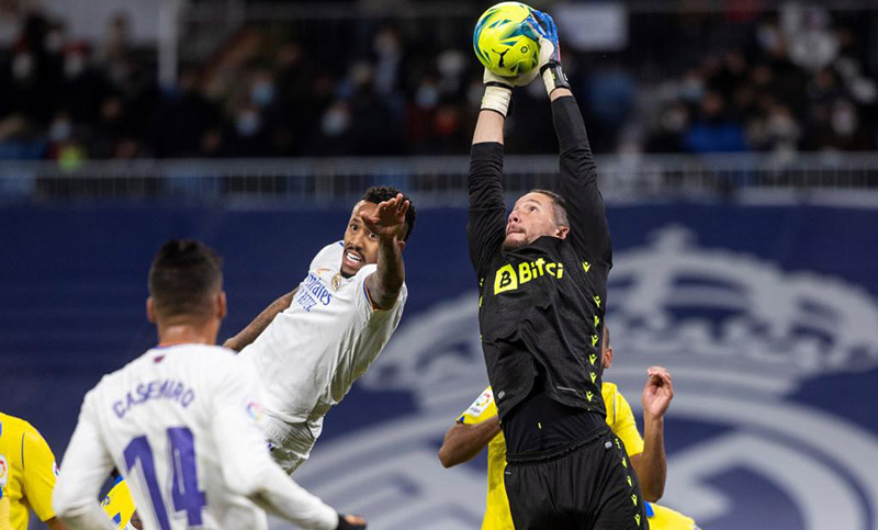 Un Real Madrid diezmado por el coronavirus empató ante el Cádiz de Ledesma