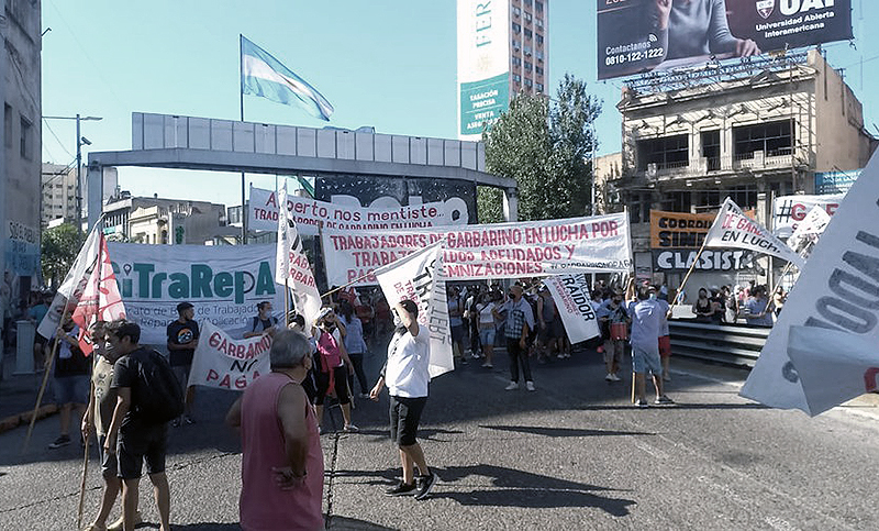 Los trabajadores de Garbarino se reunieron con funcionarios y levantan protesta en el Puente Pueyrredón
