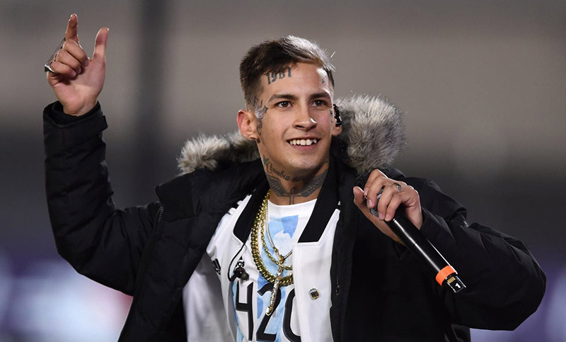 L-Gante homenajeó a Rodrigo y Maradona con una versión de “La mano de Dios”