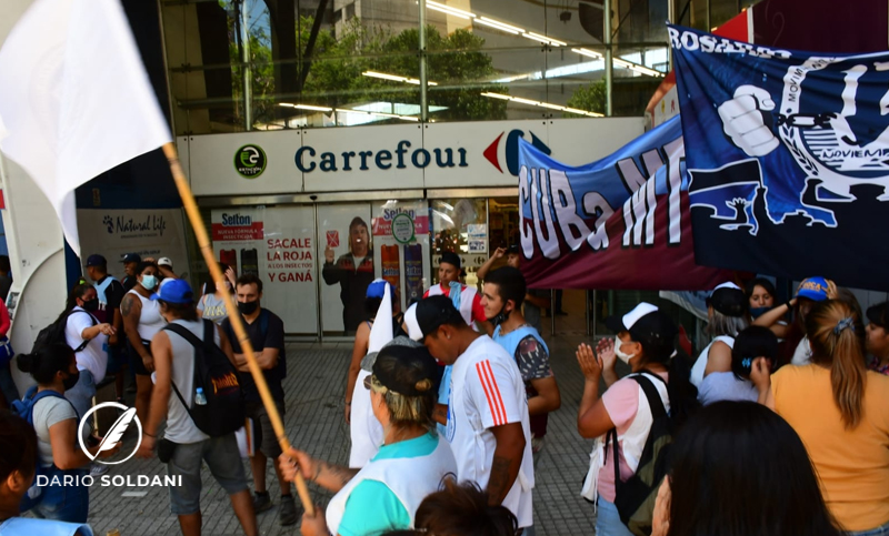 Organizaciones sociales movilizaron a Carrefour para pedir por mercadería para una «fiesta digna»