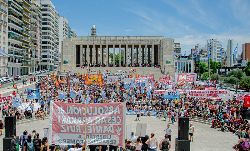 Miles de rosarinos marcharon para pedir justicia por las víctimas de la represión del 2001
