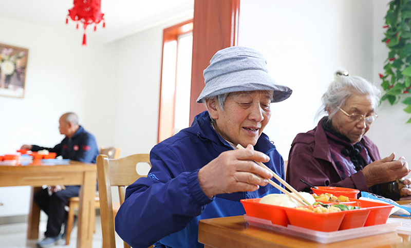 La esperanza de vida de las mujeres chinas superó los 80 años en 2020
